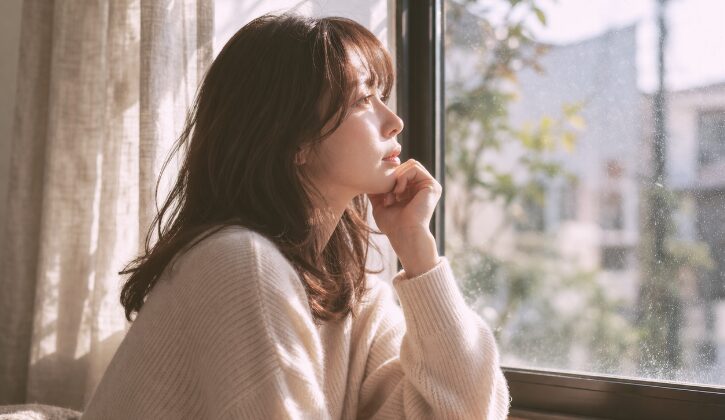 結婚したいのに動けないのはなぜ?婚活が進まない本当の理由 横浜の結婚相談所結婚したいけど、動けない女性のイメージ画像